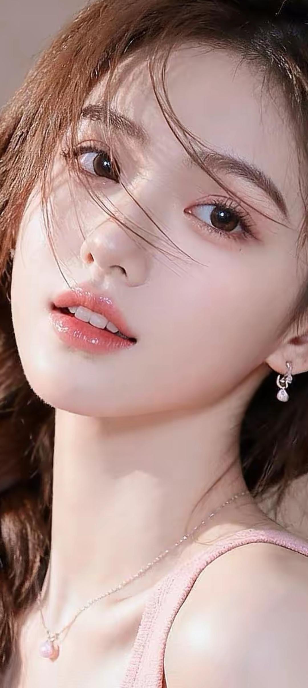 温柔甜美的少女，粉嫩妆容，清新自然。