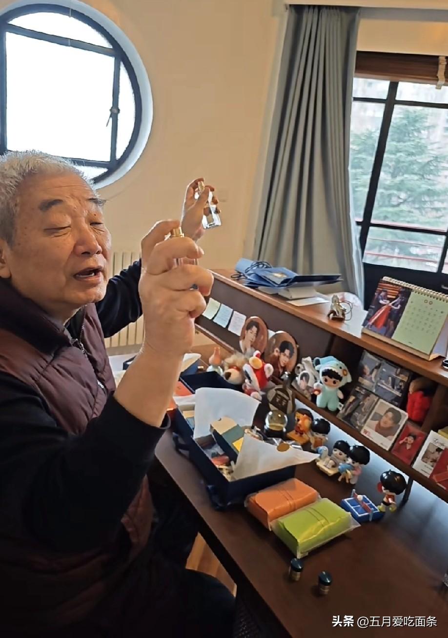 王楚钦的实力球迷啊～喷着欧珑的香水，带着JBL的耳机，看着一桌子王楚钦的代言周边