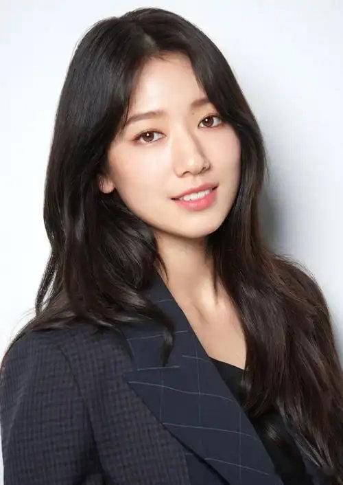 朴信惠二胎产女 据韩媒，经纪公司透露朴信惠于今日顺利产下一名健康女婴。据悉，今年