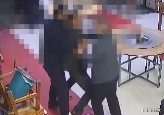 “笑不活了！”近日，安徽太和县，一饭店来了两名男子，两人在吃完饭后，开始抢着买单