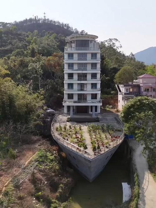 在广东罗定的山林之间，藏着一栋特别出圈的自建豪宅，远远看去，像一艘巨型游轮停泊在
