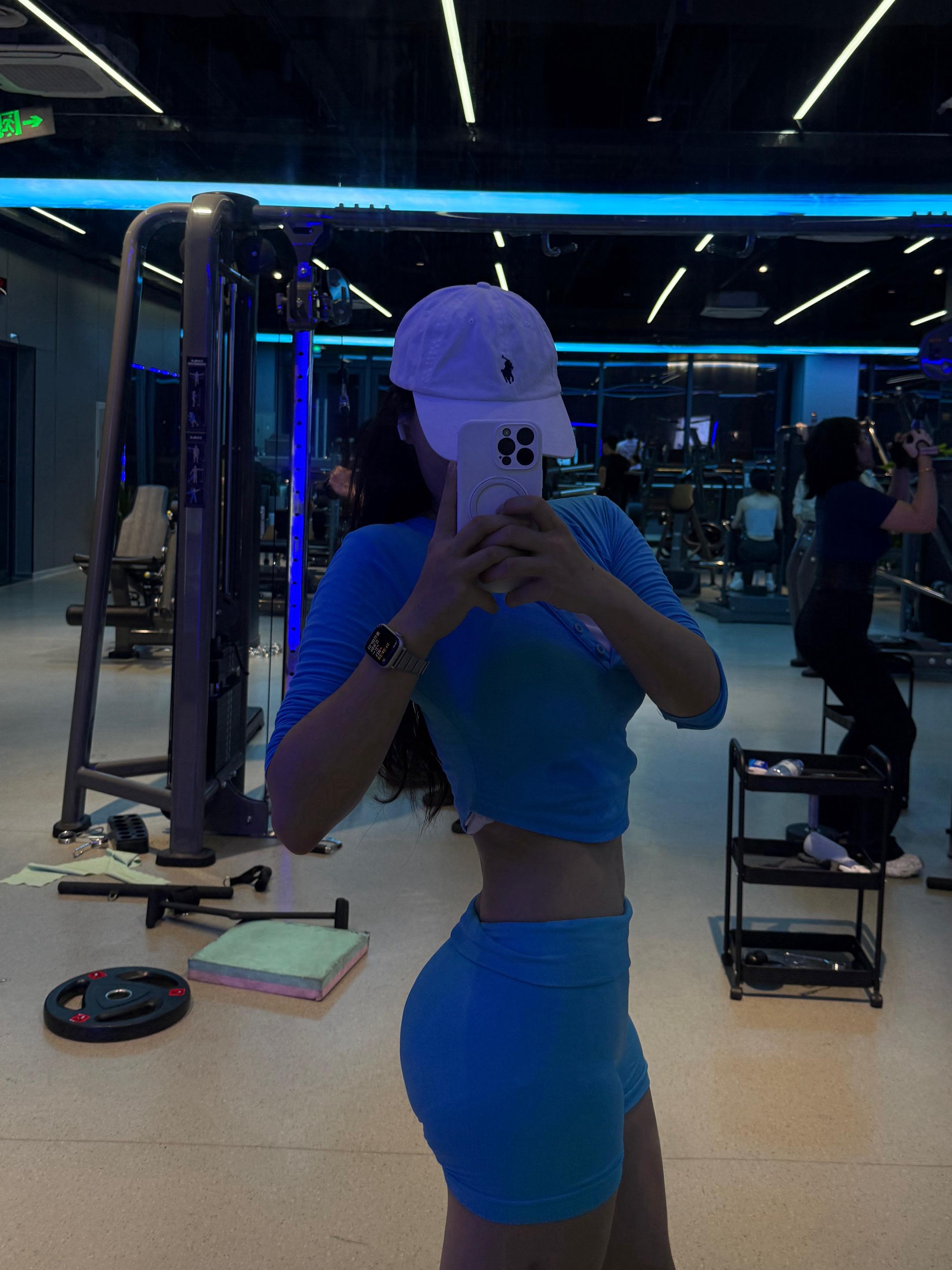 今日训练打卡。骑行20公里 高位下拉26kg8组✖️15 辅助40kg...
