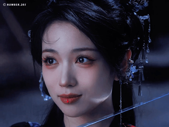 茯苓这个妖女妆设最点睛之笔的就是唇上那一点红，看起来魅惑又危险 