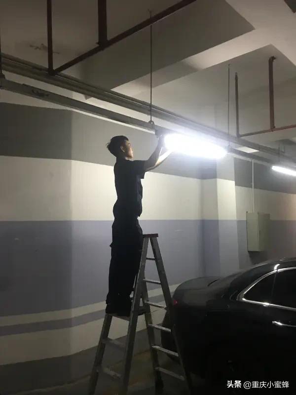 “能不能取消物业由市区统一管理”这事儿最近争议挺大。很多业主对物业不满，像我小区