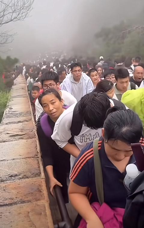 网友称暑假去泰山，那真是人挤人到崩溃。本以为假期快结束人会少，结果人越来越多，登