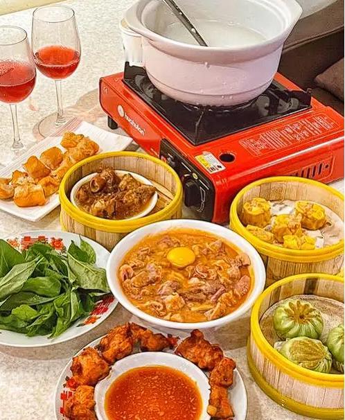 倒反天罡！河北廊坊，一男子带着全家外出旅游，到了饭点，全家人都饥肠辘辘。但这位男