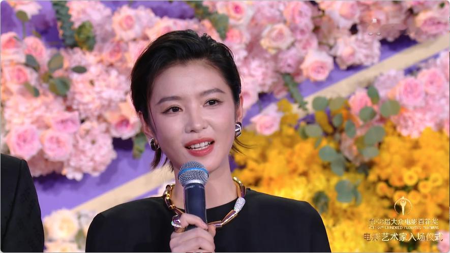 【李云霄可以说自己是电影演员了】今晚百花奖红毯，提名最佳女配角的说，在《镖人：风