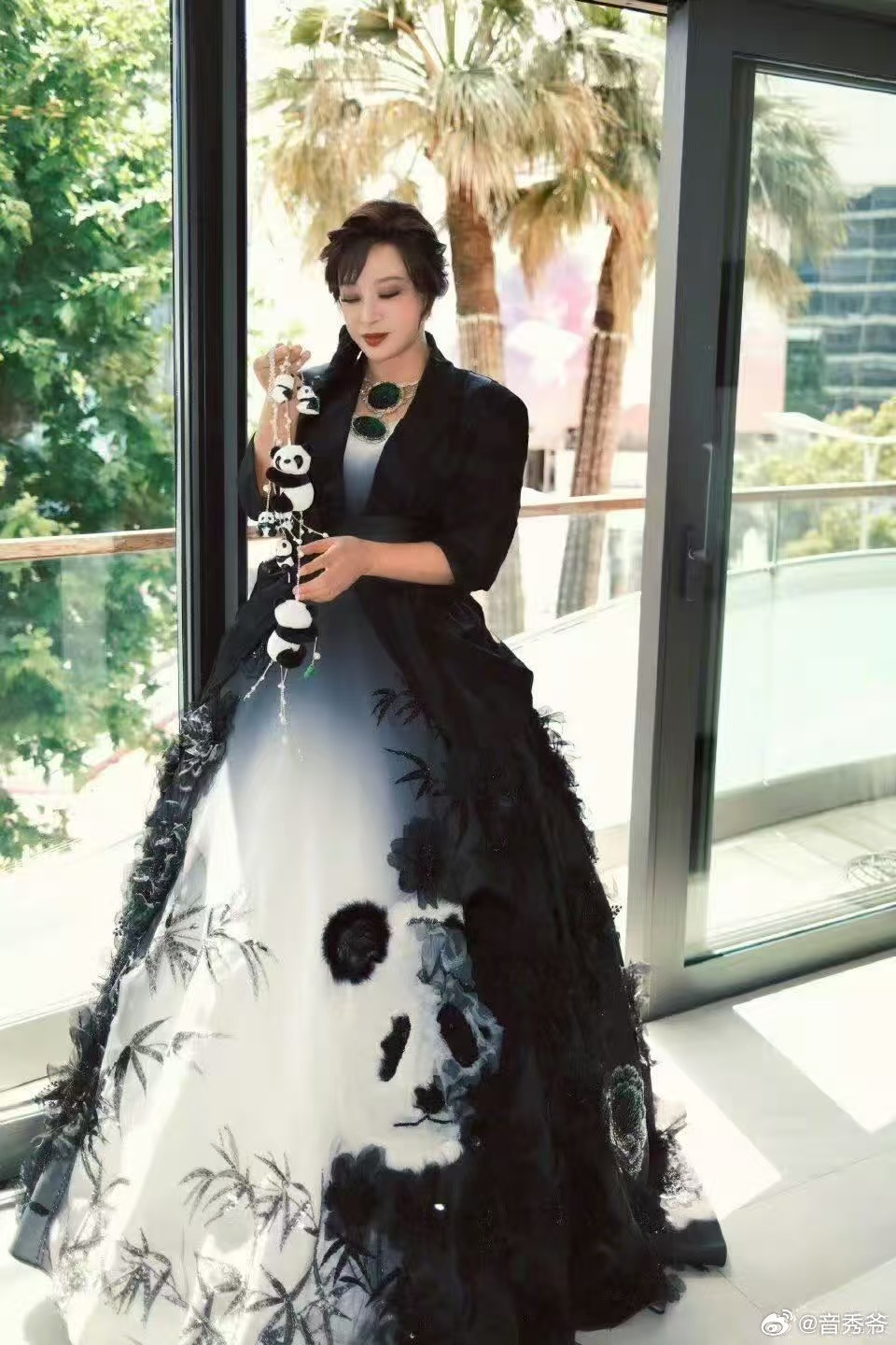 刘晓庆红色皮衣学院风 刘晓庆红色皮衣学院风又飒又少女心，利落红皮衣碰撞元气学院风