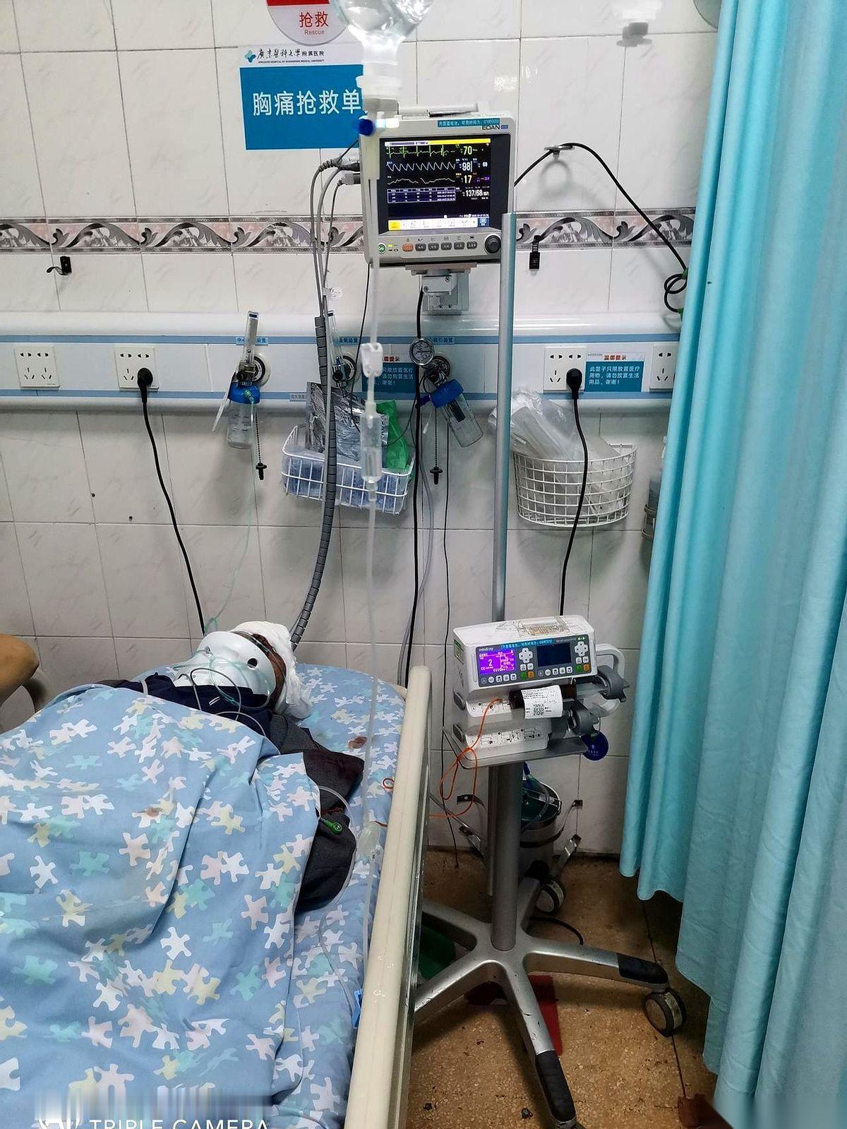 89岁的老人，躺在医院等着钱救命。
撞他的人呢？
就一句“报了保险”，然后人就消