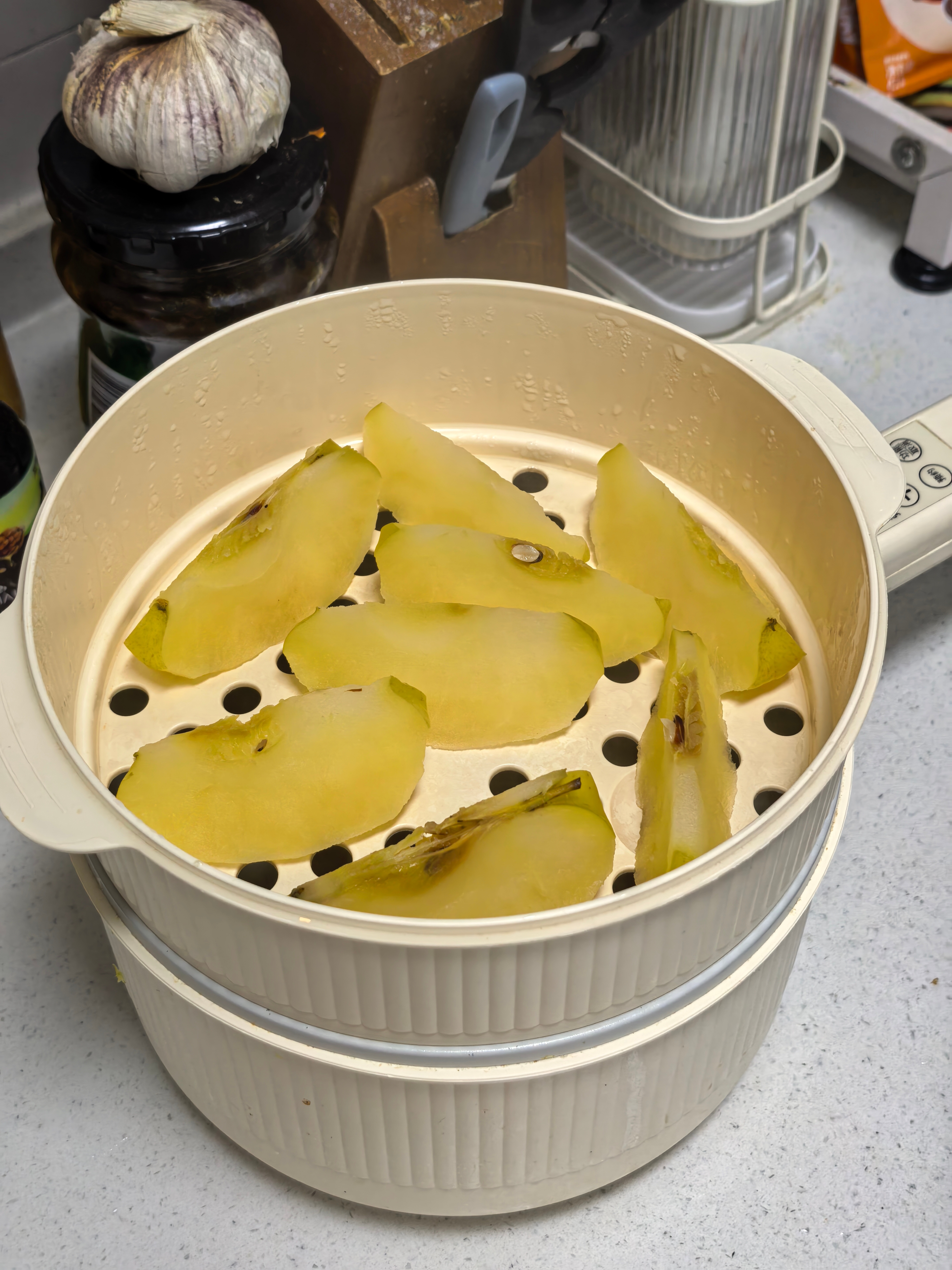 以前的苹果都是不削皮直接啃，如今都是削了皮蒸着吃实事求是的说，还挺好吃的。。 