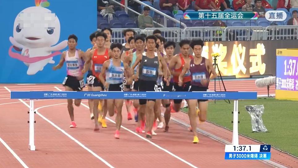15运男子3000米障碍赛冠军产生了！
19岁辽宁小将于水庆获得冠军。
比赛开始