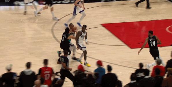 国王vs开拓者NBA这哨子也够可以的小杨又是被DNP的一天😑 