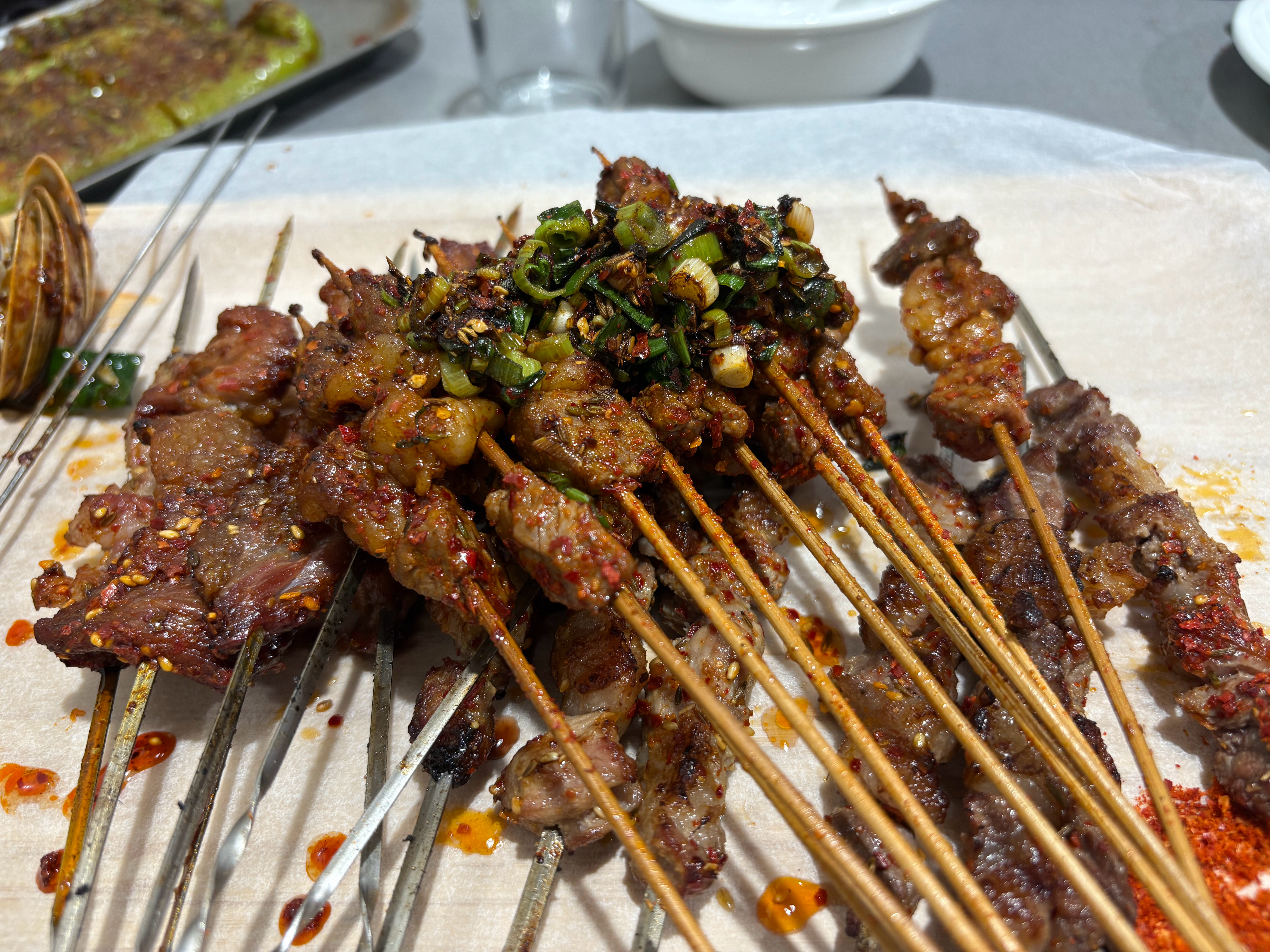 被他家的烈火牛肉串香迷糊了，吃到了人生最大最肥美的蛏子，东北烧烤真的绝！  ​​