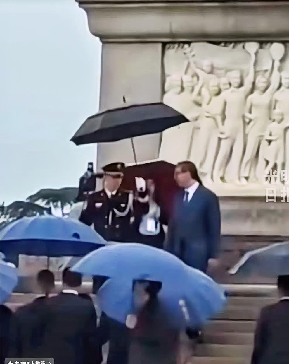 武契奇访华，
最感动国人的，
不是登上八达岭长城，而是冒雨向人民英雄纪念碑敬献花