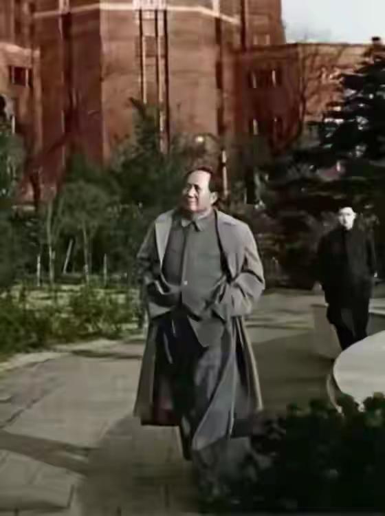 毛主席闲庭信步，超然洒脱！
运筹国内建设，应对西方、美帝，虽呕心沥血、日理万机，