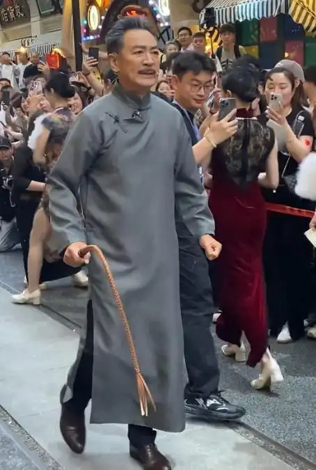 还以为陆振华是去夜总会教训女儿，没想到老人家亲自去夜总会上班了，这个世界会好吗？