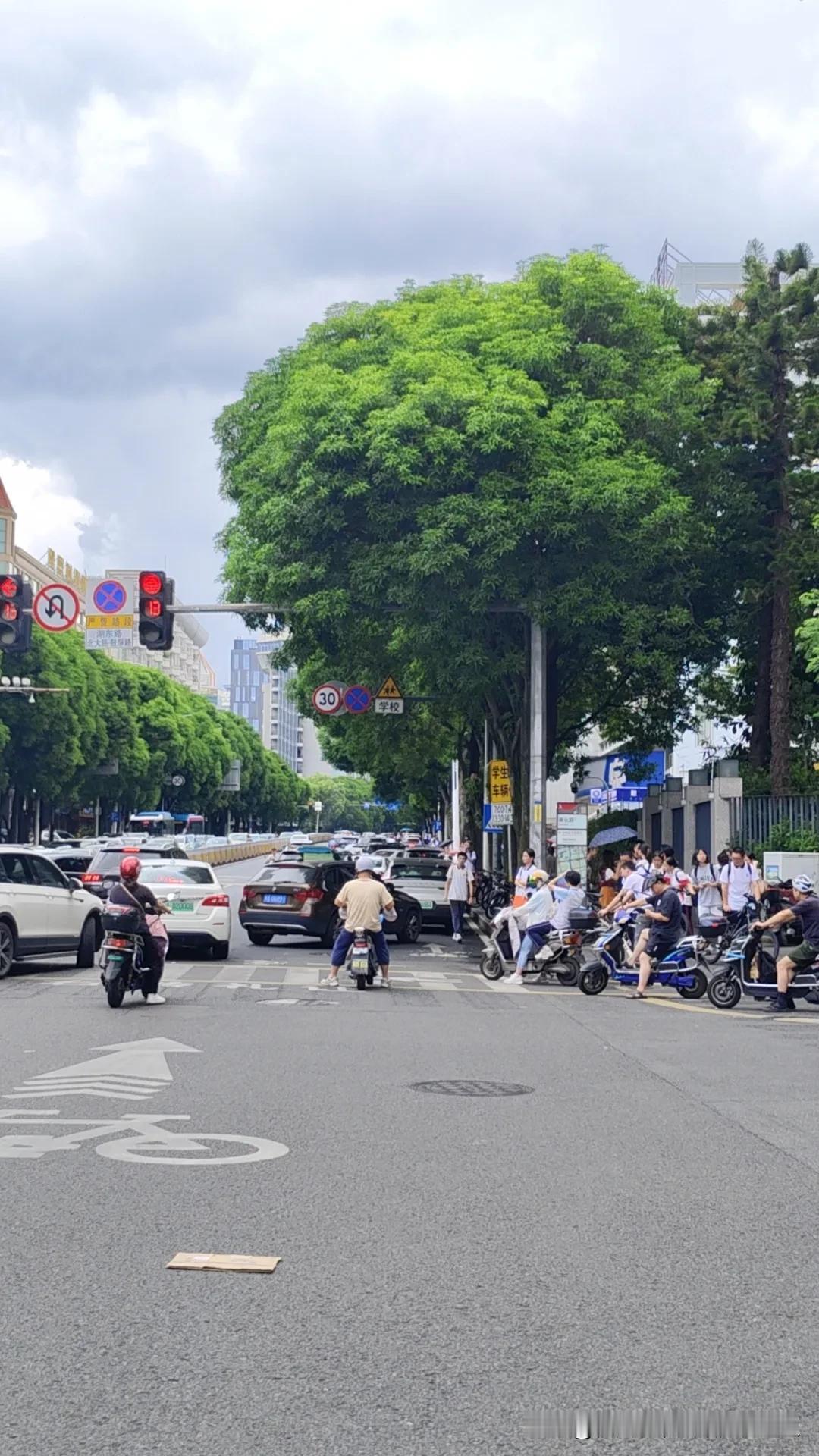 #秋日生活打卡季#
周六路过某中学等红绿灯。
55岁的保安感慨自己一年休三天，1