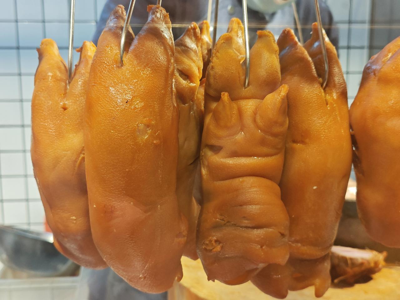 天天手撕猪手（沙园店），45元/斤。我以前在德政路那边吃过，还不错，但我当时是坐