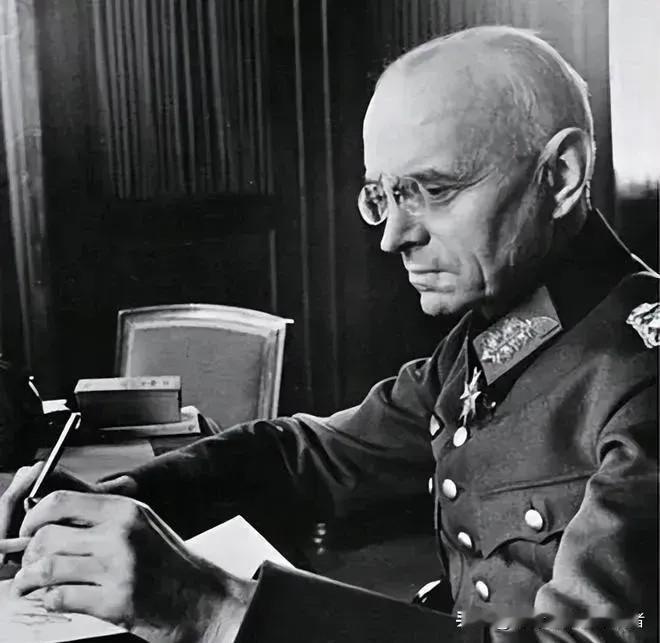 全面抗战爆发之前，蒋介石曾经问过他的德国军事总顾问法肯豪森：如果中日开战，中国能