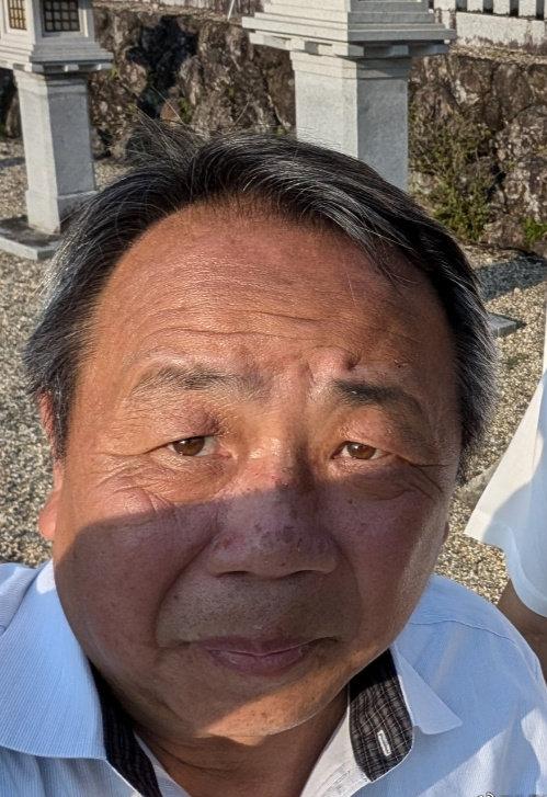 你说你一副奴才样，俩肩膀软塌塌；

三角眼睛冒贼光，四楞脸上媚外笑；

五官长得