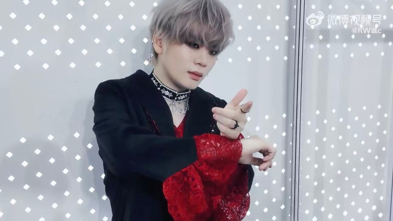 诚c的2025PEL集结夜红毯幕后花絮太有料，镜头下的每一个瞬间都尽显帅气，幕后