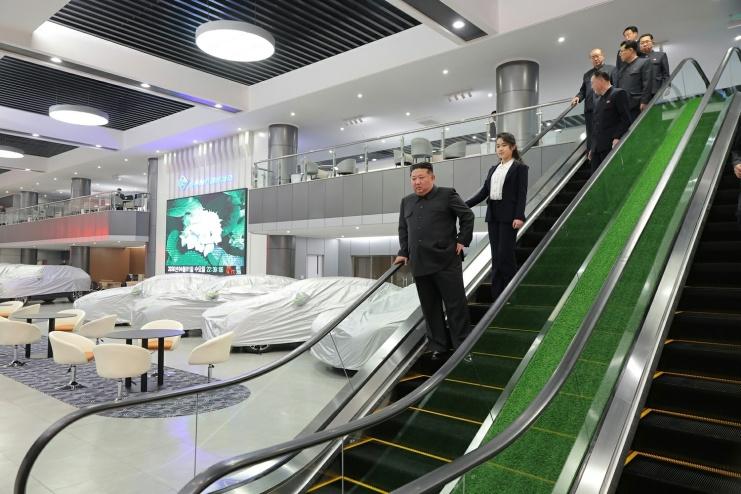 [微风]国家级部门亲自下场开店、只收美元人民币、天价中国电车热销，朝鲜平壤车展撕