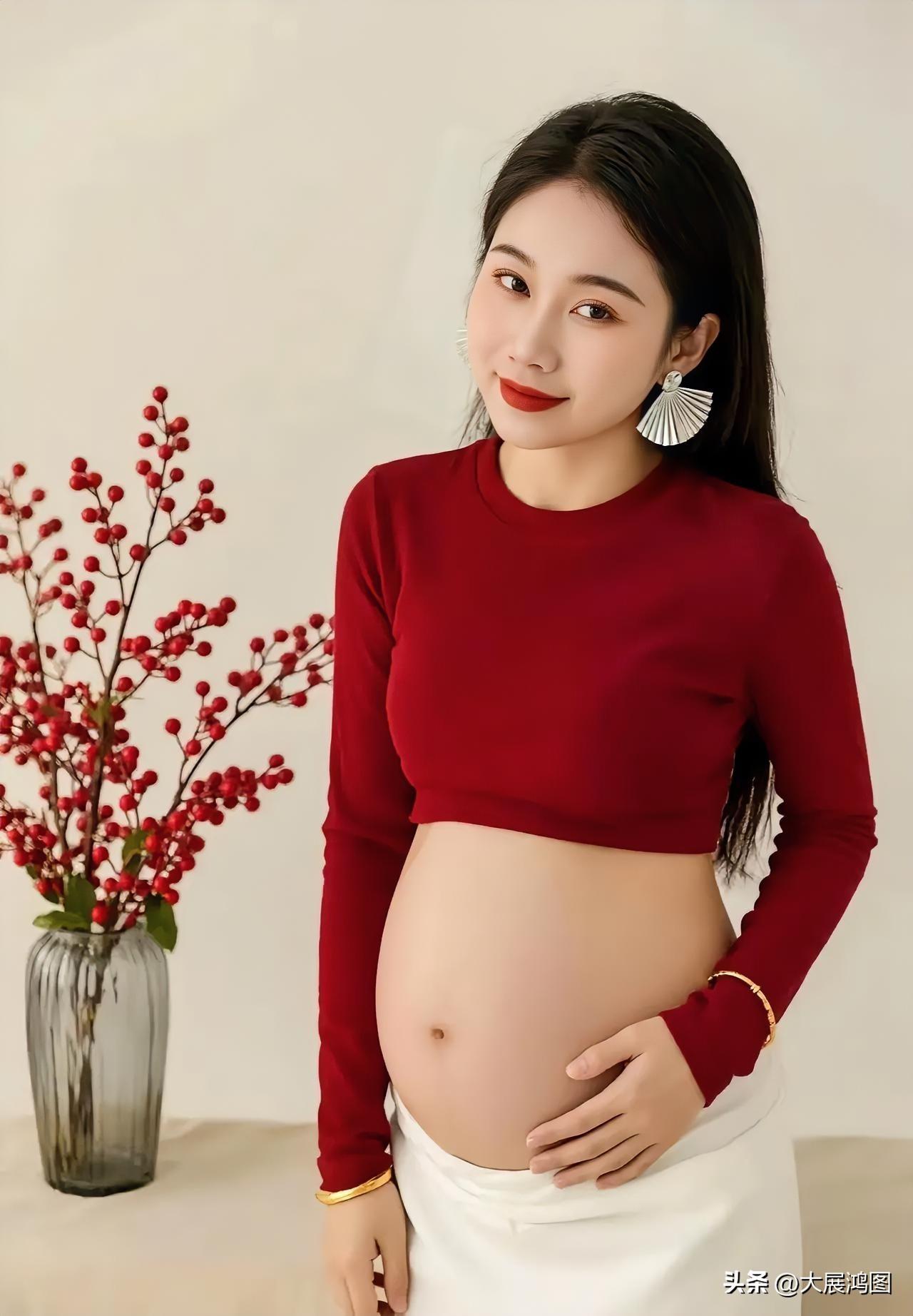 孕妇身着红色毛衣，面带微笑拍摄孕妇照。浅裙孕照 温柔孕妈写真 红色孕照 玫红孕照