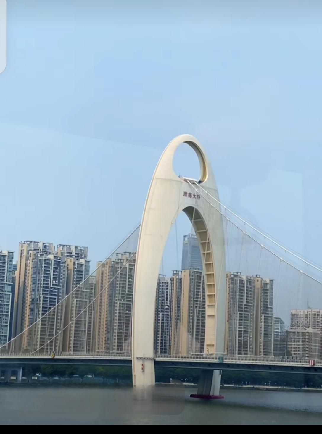 已经热了两个月的广州，今天突然降温啦，而且还下着大暴雨，最低温度只有18度，给人