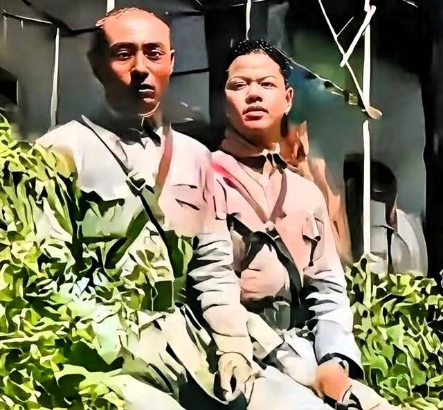 1938年，徐州会战即将打响，父子二人留下最后一张照片后，各自奔赴战场。此时，父