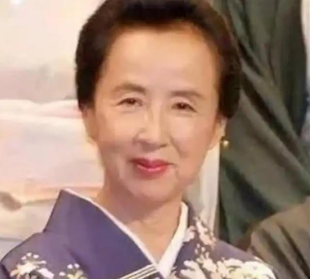 1945年，一名中国远征军连长娶了一名日本女战俘，两人婚后在四川隐居。连长万万没