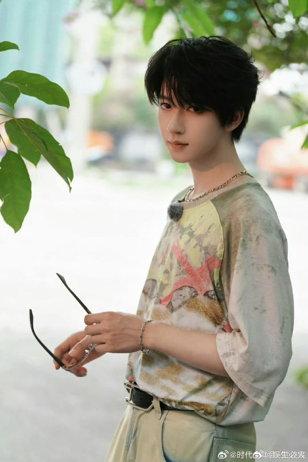 贺峻霖青苹果 夏日限定的青苹果味少年已上线贺峻霖更新九宫格随拍 光影交错间，庭院