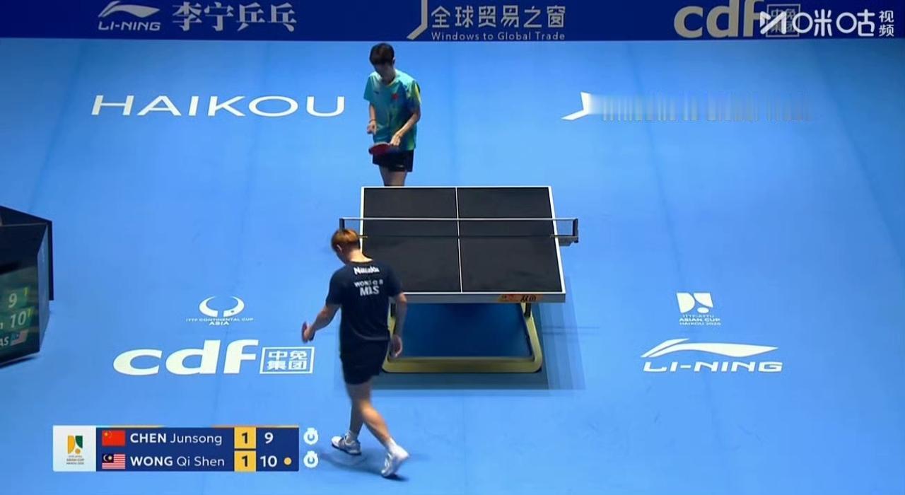 前两局陈俊菘🇨🇳11-7，9-11被黄祺燊🇲🇾追平！
陈俊菘的场边指导是