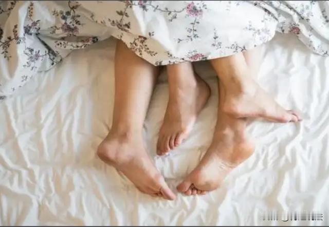 山东烟台，有一对情侣在公寓里吵架，大晚上的两个人越吵越凶，男子直接威胁：你信不信