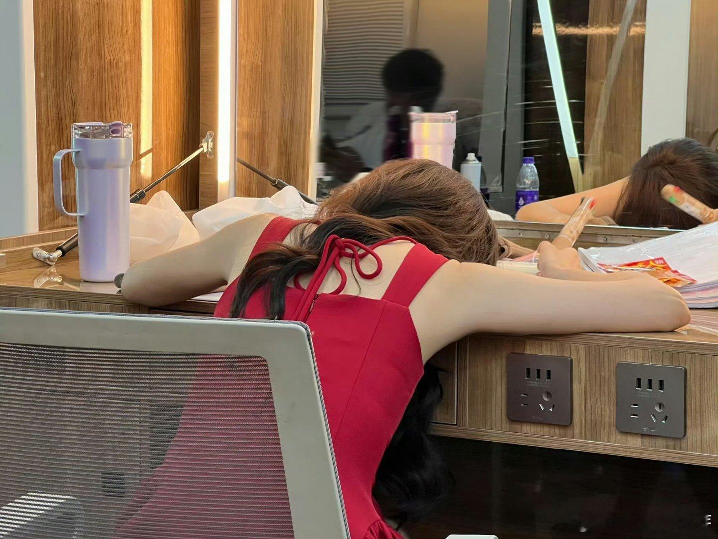 我上班时就吴宣仪这样打工人状态和吴宣仪同款啦~忙乎一整年，4个月没回家，KPI勉