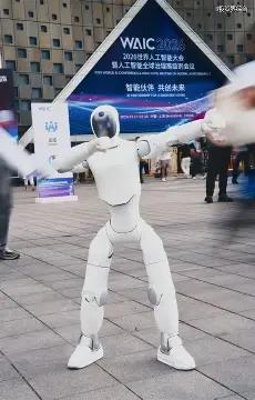 启元Q1不止是“换壳”：个人机器人为何开始卖生态？

前段时间，启元Q1用一段C