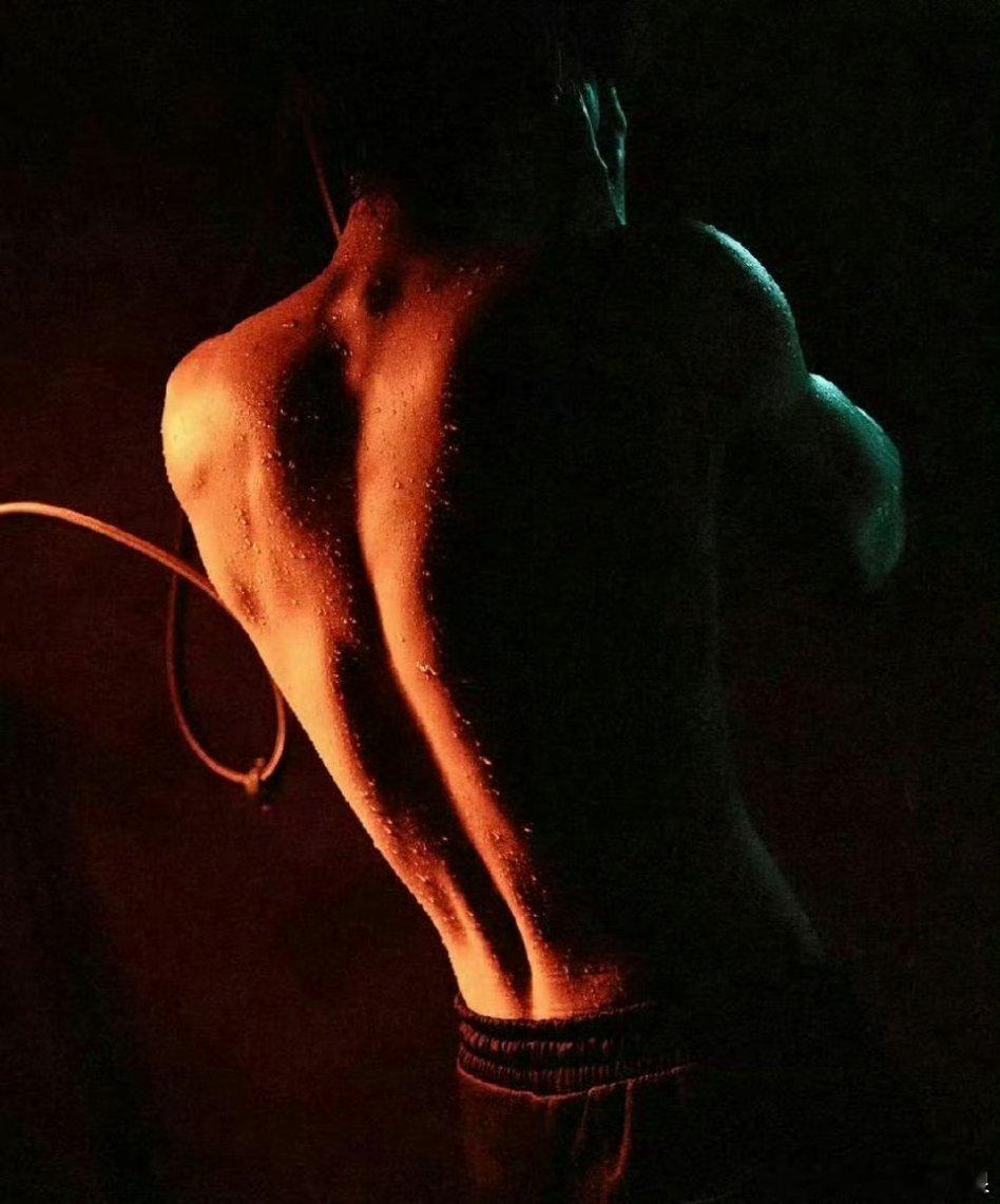 何与ins破百万后，直接大方晒身材！这身材是真不错啊。 