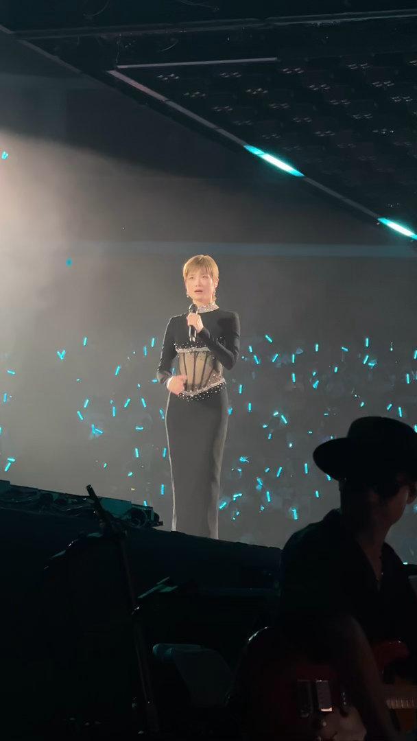李宇春露腰了李宇春黑丝透视裙 广州演唱会上李宇春这身黑丝透视裙真的鲨疯了！露腰设