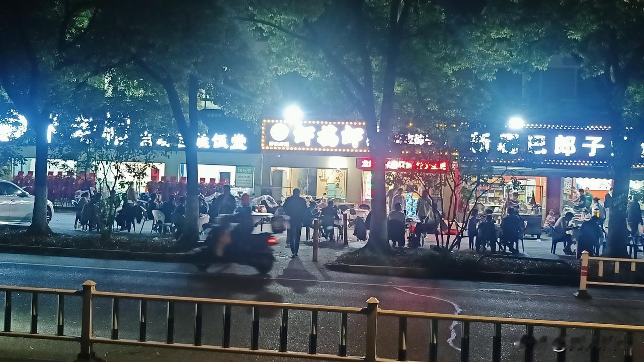 夜幕下的热闹街市，人声鼎沸，美食飘香。