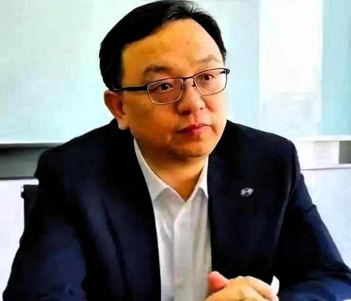 比亚迪总裁王传福说，他高中时回家要生活费时，他嫂子张秀菊，翻箱倒柜，兜里就几毛钱