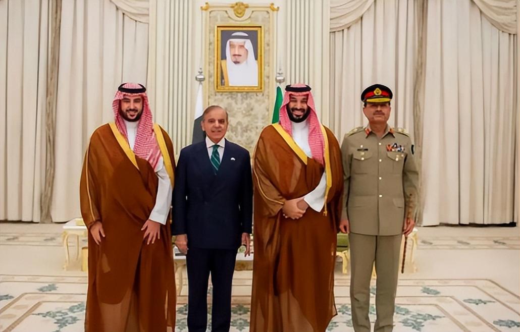 这个周末，全球局势短时间内连续出现多个高强度信号：霍尔木兹海峡“开放与否”的博弈