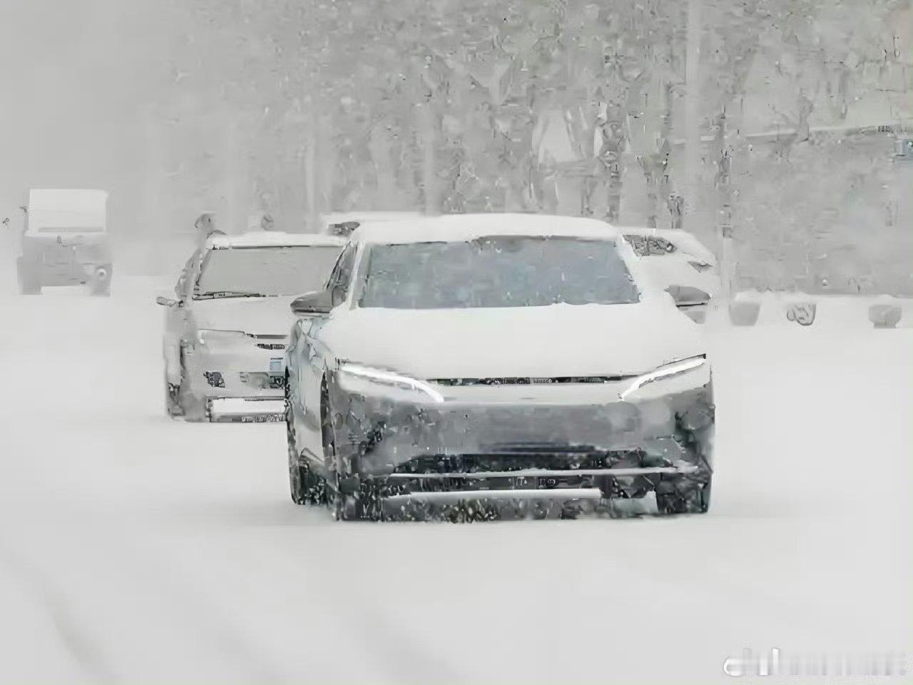 流浪博主自驾北极圈1天偶遇4次卡车翻车 流浪博主自驾北极圈，一天之内四次与卡车翻