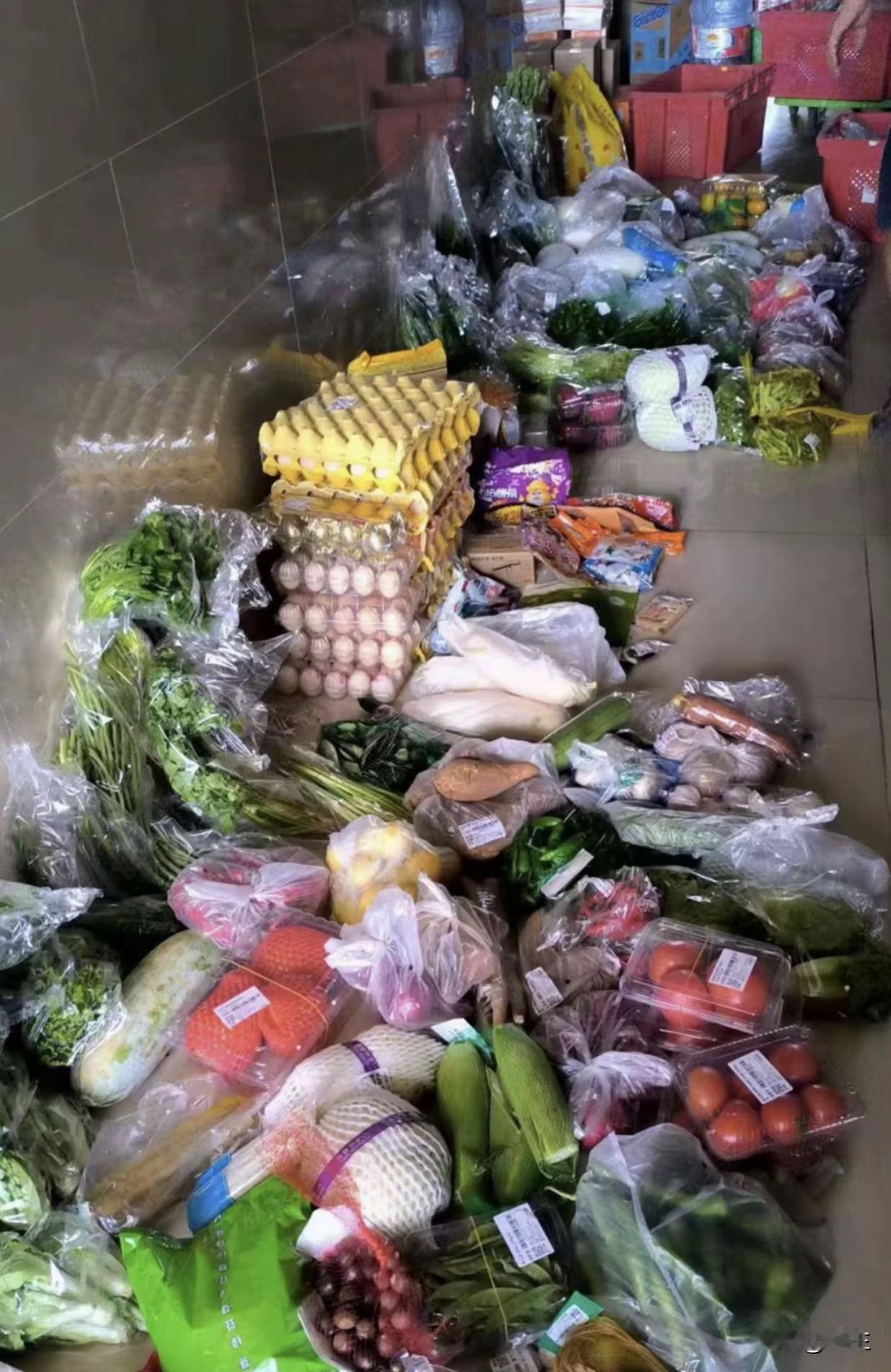 我浙江的朋友发过来的，她们小区对面住户囤食物都放到楼道上了，怕得她也赶紧去超市买