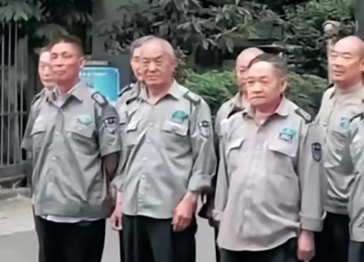 岗亭的空调嗡嗡作响，刚过五十五岁的我摸着测温仪，想起当年在家具厂开电锯的日子。老