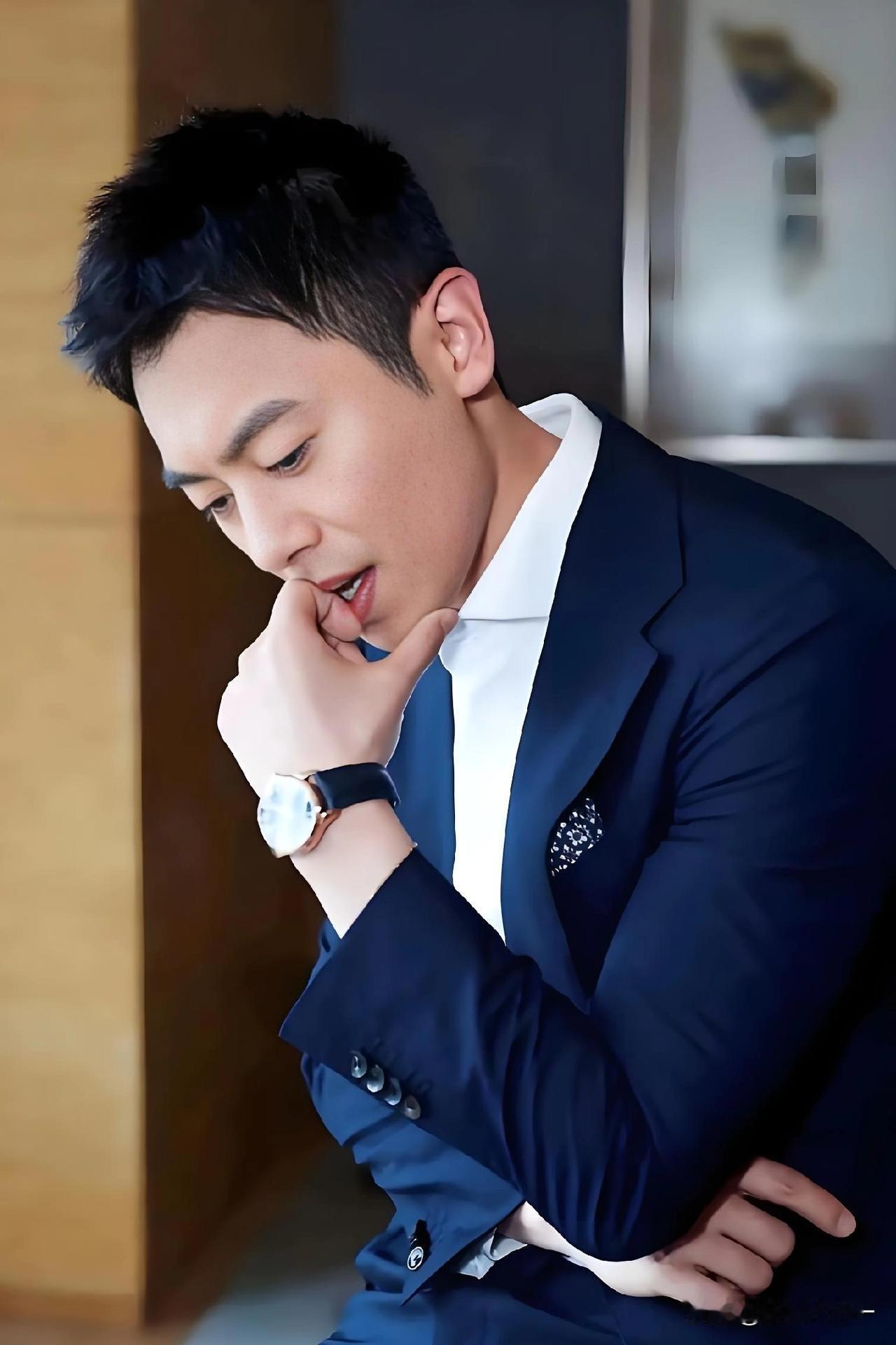 《大生意人》最正确的，

就是选了朱亚文来演李成，

倒不是说因为他演得好，而是