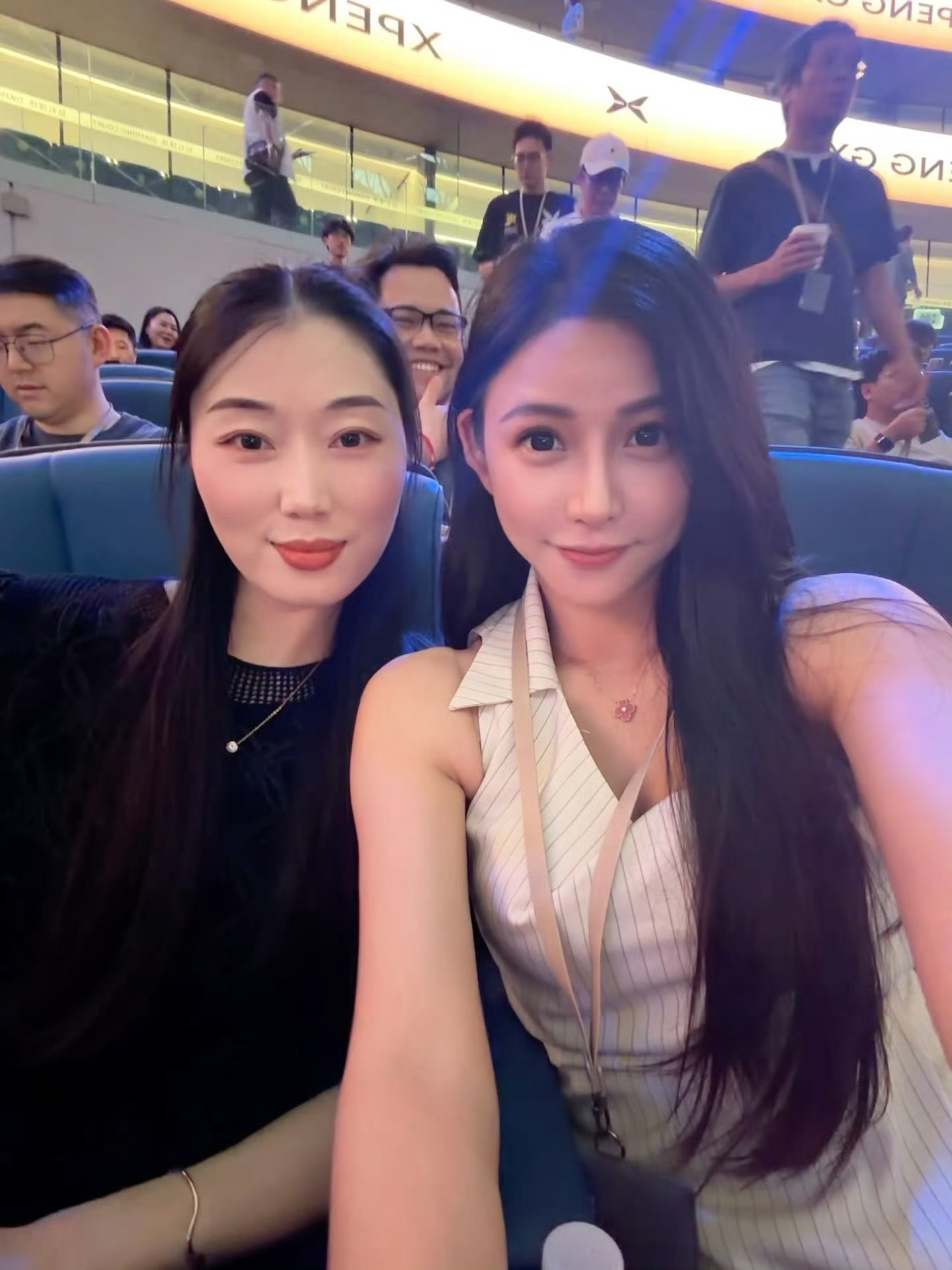 你在两个美女后面笑那么开心？？