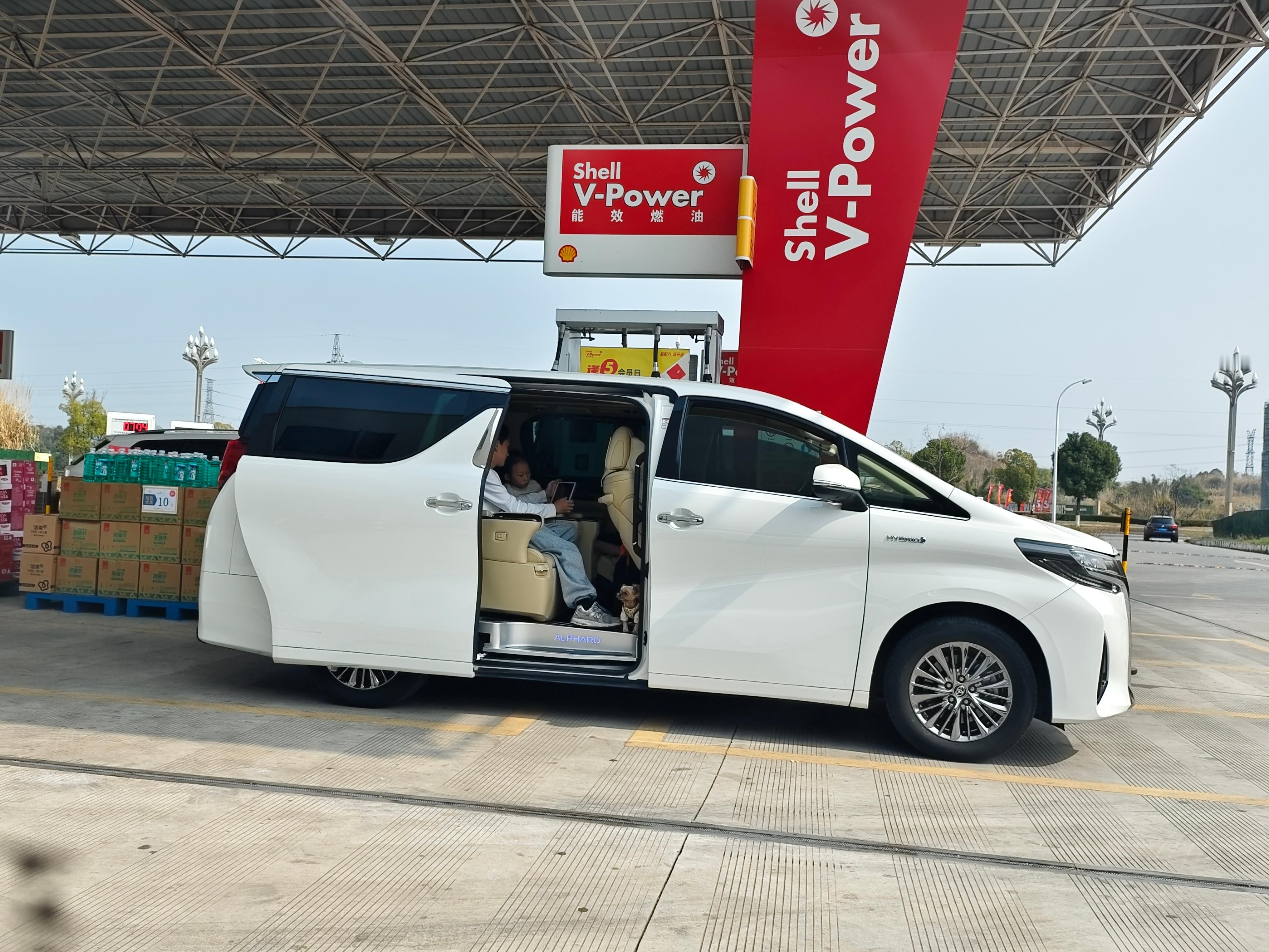 落伍的产品，苦得少爷小姐在后排还得端个平板看电视