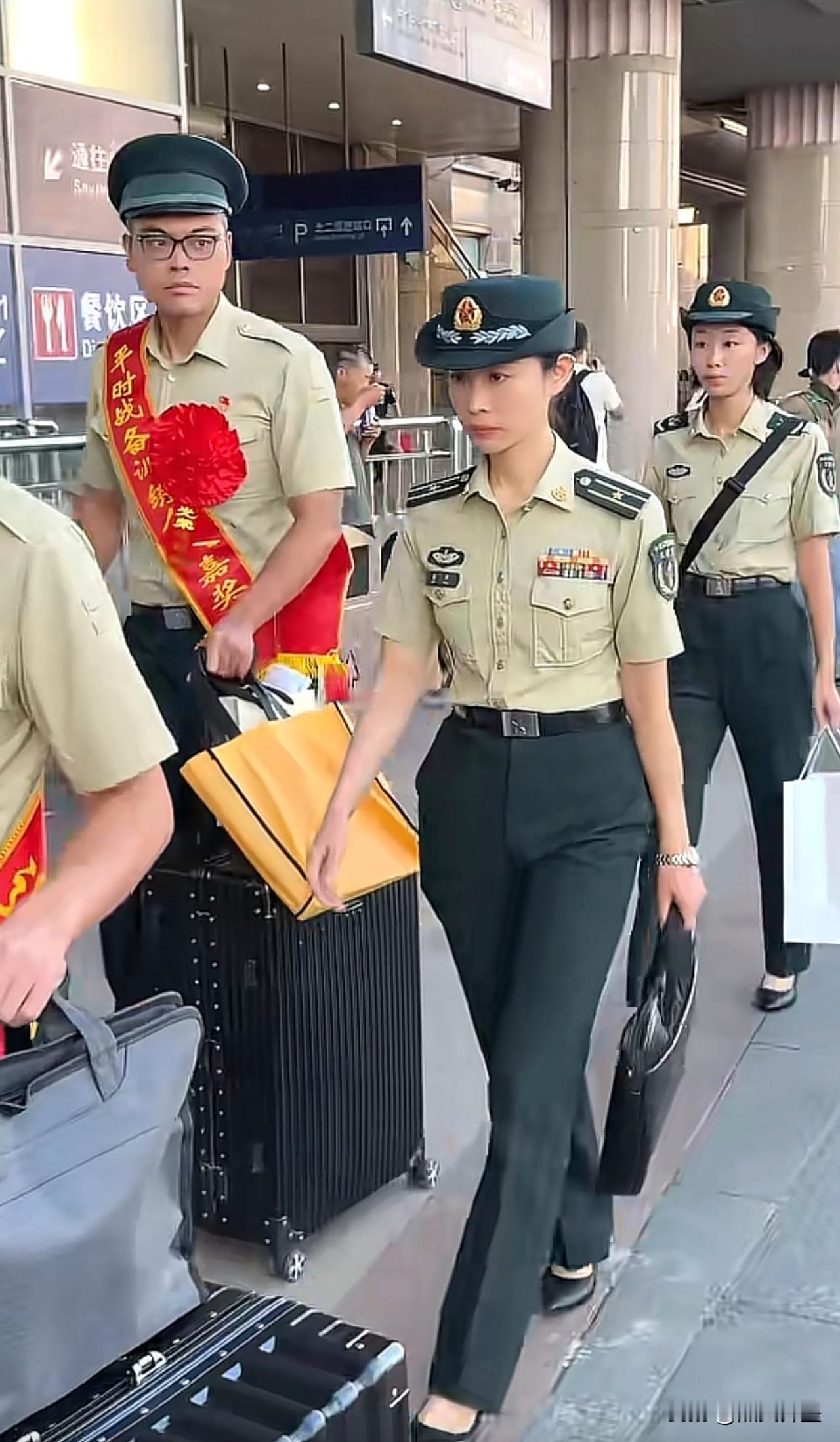 这军装短袖颜色很特别：少见
好像不是陆海空的夏常服，这属于哪个军种？
少校（两杠