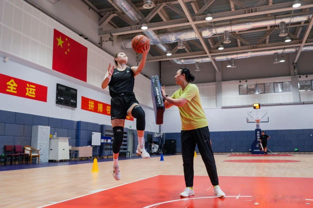 【上海女篮决定“换血” WCBA传奇黄靖即将退役】据上海体育官方消息，黄靖将在下