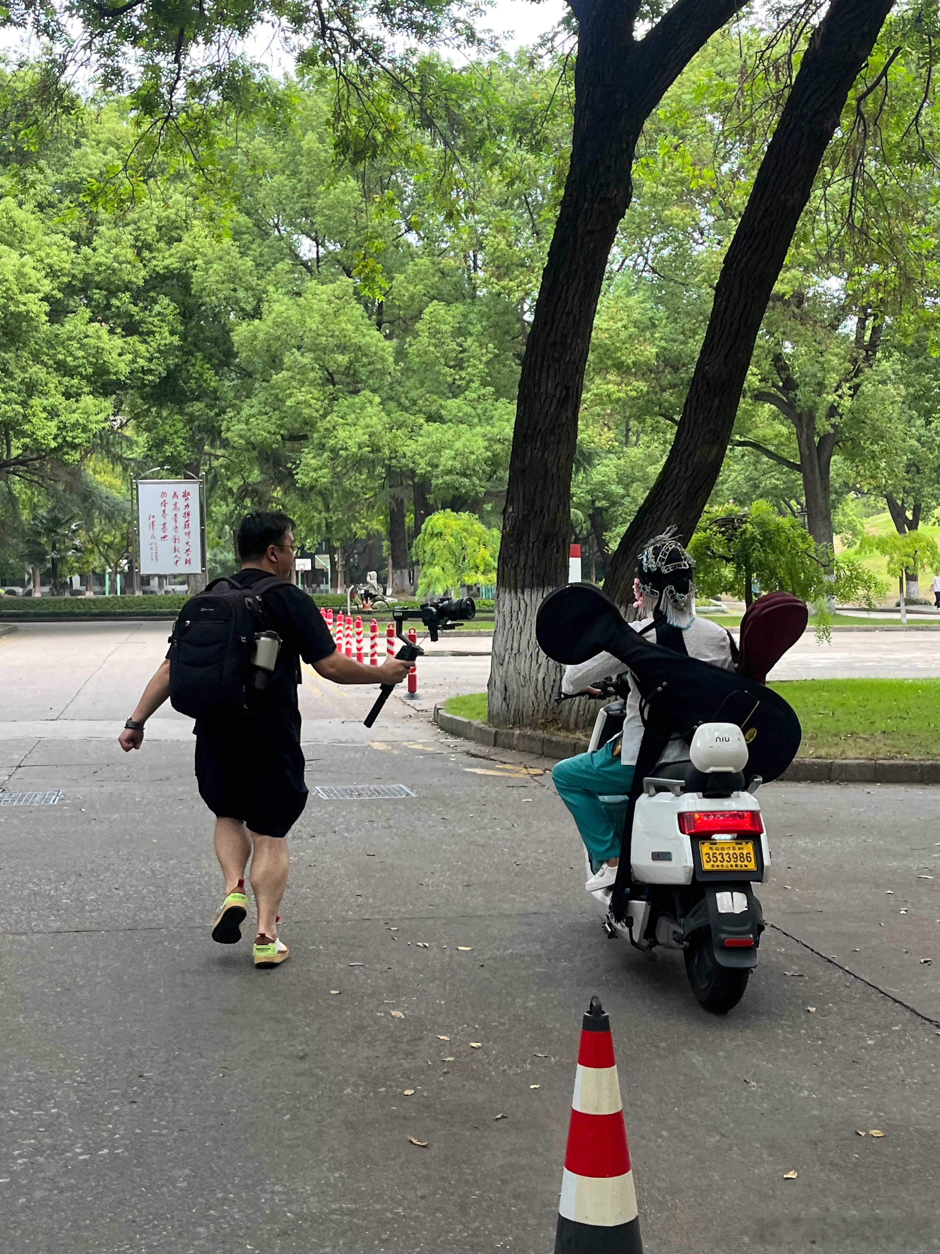 今天一早在苏大讲课。恰逢苏州电视台要拍我。这么多年在苏大都没有留下什么照片，这次