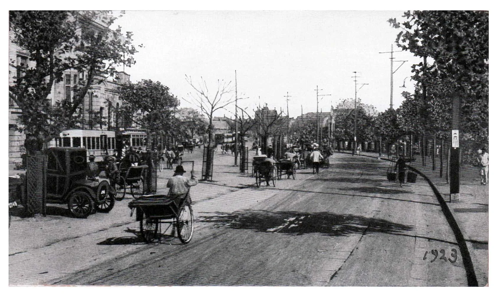 1923年，外滩北端，花园桥附近。